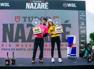 NAZARÉ, PORTUGAL - 18 DE FEVEREIRO: Justine Dupont da França e Clement Roseyro da França após vencerem o TUDOR NAZARÉ Big Wave Challenge em 18 de fevereiro de 2025, em Nazaré, Portugal. (Foto de Manel Gaeda/Liga Mundial de Surf)