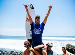 Surf City El Salvador Pro PUNTA ROCA, LA LIBERTAD, EL SALVADOR - 12 DE ABRIL: Jordy Smith da África do Sul após vencer a final no Surf City El Salvador Pro em 12 de abril de 2025 em Punta Roca, La Libertad, El Salvador. (Foto de Aaron Hughes/Liga Mundial de Surf)