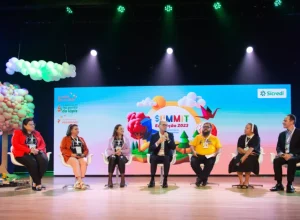 O presidente da Central Sicredi PR/SP/RJ, Manfred Dasenbrock, mediou o “Painel Educação Além Fronteiras” Créditos: Rafael Danielewicz