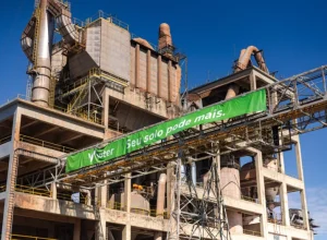 A nova fábrica da Viter tem capacidade de produzir 600 mil toneladas de calcário agrícola. JFilms.