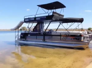 Imagem: Pontoon VCAT Aurora 900 Up que o cantor Leonardo ganhou de aniversário da nora Virginia e do filho Zé Felipe. Crédito: Divulgação