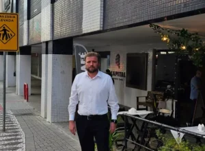 ereador Alexandre em frente ao comércio de eixo estrutural