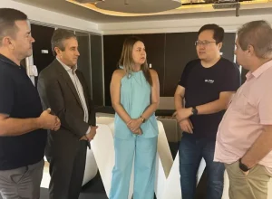 James Yang, CEO da GWM Americas e presidente da GWM Brasil, e Ricardo Bastos, diretor de Assuntos Institucionais, recebem a prefeita de Iracemápolis, Nelita Michel, no escritório da empresa