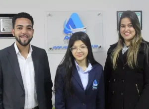 Divulgação Matheus Aquino e Joseane Azevedo (dir), com funcionária da Aero Service (centro)