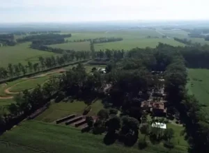 Vista aérea da fazenda Flor Roxa, dos produtores César Vellini e Vitor Vellini, pai e filho.