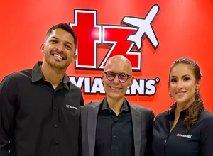 à esquerda Geazy Dias, Paulo Manuel, CEO da TZ Viagens e Andressa Strege Divulgação