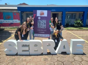 Seis estudantes do Colégio Positivo - Londrina conquistaram o primeiro lugar na etapa final do Desafio Level Up, uma competição nacional de empreendedorismo digital promovida pelo Sebrae Crédito: divulgação/Colégio Positivo