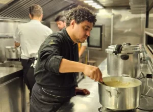 Francielli Xavier Chefe Rafael Lafraia é quem comanda a cozinha do Expresso Classique