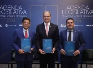 Imagem: Fábio Pinheiro Sebastian Soares, presidente do Ibracon, Aécio Prado Dantas Júnior, presidente do CFC, Daniel Mesquita Coêlho, presidente da FENACON.