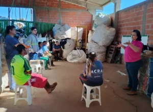 Oficina educativa sendo realizada na Associação de Catadores de Materiais Recicláveis Amigos de Itaperuçu (ACRAI). Divulgação.