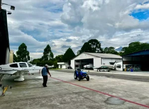 Hangares de aviação executiva no Aeroporto de Bacacheri Rodrigo Zanotto / Divulgação Motiva