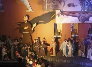 Prefeito pediu que as crianças sentassem na frente do palco