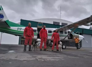 Bombeiros e cães do Paraná embarcaram neste sábado para ajudar o Rio Grande do Sul Foto: CBMPR