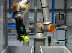 Divulgação Braço robótico com inteligência artificial ordena e coleta produtos como um humano