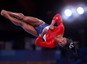 Simone Biles em ação nos Jogos Olímpicos de Tóquio. Foto: LINDSEY WASSON / REUTERS