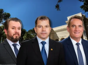 Da esquerda para a direita, por ordem alfabética, Beto Moraes, Serginho do Posto e Tico Kuzma, os decanos da próxima legislatura. (Arte: Diogo Fukushima/CMC)