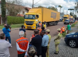 caminhões correios levam ajuda