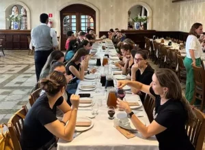 Grupo aproveitando almoço de final de ano, com condições especiais, na Família Madalosso. Rafaela Chaves.