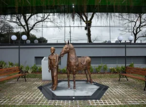 Posicionado no pátio em frente ao espaço de educação, monumento perpetua legado do patrono do cooperativismo de crédito brasileiro Créditos: Rafael Danielewicz