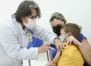 criança vacina no braço foto luliz costa-smcs