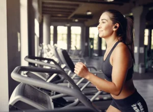 Aumento da oferta de espaços para fazer atividade física estimula que mais pessoas incluam o exercício físico em sua rotina Freepik