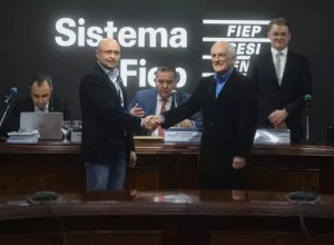 Edson cumprimeta candidato derrotado nas eleições da FIEP