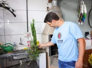 eduardo examina vaso