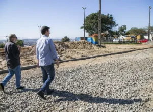 Eduardo e vereador Hernani visitam a galeria tubular em concreto da Rua Jornalista Alceu Chichorro (foto Pedro Ribas SMCS -