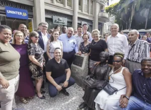 curitiba__estátua enedibna greca e familia