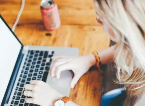 educacao__estudante-no-computador---Pixabay