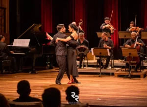 Orquestra Paranaense de Tango faz duas apresentações neste domingo (25) com participação de bailarinos, no Teatro Regina Vogue.
