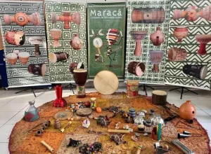 Projeto Maracá ensina alunos e professores da rede municipal de ensino a confeccionarem instrumentos musicais artesanais. Foto: Ana Claudia Soriano