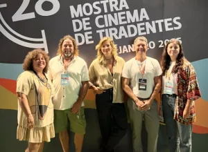 Desirée Portela, produtora executiva; Juliano De Paula, diretor e roteirista; Tatiana Perim, personagem do filme, diretora do Ekôa Park; Christiano Braga, supervisor de audiovisual e economia da Embratur e Bruna Steudel, diretora e roteirista, na 28ª Mostra de Cinema de Tiradentes. Créditos: Tatiana Perim
