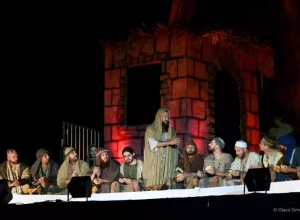 Encenação da Paixão de Cristo em Curitiba acontecerá na Sexta-Feira Santa (03/04), às 19h, mesmo com chuva; são esperadas 15 mil pessoas. Crédito das fotos Olavo S. E. Simões/2025