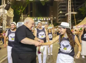 O prefeito recepciona na avenida a escola Acadêmicos da Realeza foto hully paiva-smcs