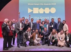 O prefeito Rafael Greca recebeu o principal prêmio do World Smart City Awards, na categoria "Cidades". Foto: Divulgação iCities