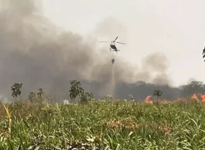 combate_incendio-parana__helicoptero balde