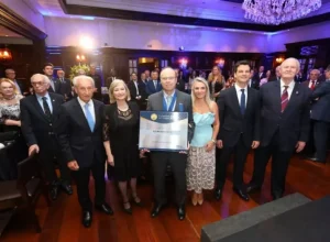 ACP ENTREGA COMENDA BARÃO DO SERRO AZUL AO EMPRESÁRIO LEOPOLDO SENFF