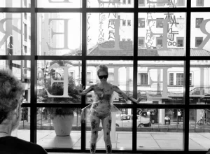 Com materiais plásticos, transparências e volumes tridimensionais, o figurino criado por Luan Valloto molda a presença cênica de Carmen Jorge e conduz a narrativa de Hiperfabulária Tropical. Foto: João Debbs