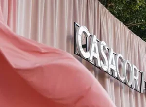 A fachada da CASACOR Paraná é assinada por Nicholas Oher e Paloma Bresolin. Foto: Bia Nauiack.