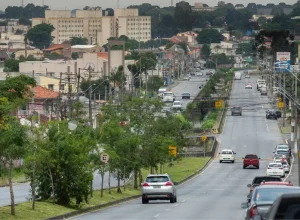 Desde o final de outubro, tramita na Câmara Municipal de Curitiba (CMC) um projeto de lei que propõe a criação do “Polo Gastronômico Fanny-Lindoia”. A proposta foi apresentada com o objetivo de impulsionar os estabelecimentos do ramo da gastronomia, da região de avenidas como Santa Bernadethe e Wenceslau Braz, que cortam os dois bairros. A iniciativa é do vereador Oscalino do Povo (PP). No projeto, o parlamentar sugere que o polo gastronômico seja implantado em uma área compreendida na Linha Verde, nas avenidas Santa Bernadethe, Henry Ford e Presidente Wenceslau Braz, e ainda na rua Aleixo Bettega. Segundo ele, nesta região há um fluxo gastronômico reconhecido por toda população curitibana e a medida atende “aos desejos e à necessidade dos comerciantes para superar a crise econômica no cenário pós pandemia da covid-19”. “A região mencionada neste projeto apresenta diversas vantagens como locais de convivência, praças, segurança reforçada, local para prática de esportes, além de fácil acesso à população em geral”, emenda o parlamentar, na justificativa do projeto (005.00199.2023). Serão objetivos do Polo Gastronômico Fanny-Lindoia: o livre trânsito de veículos e pedestres; a segurança local; a harmonia estética; a sinalização indicativa dos estabelecimentos participantes; a repressão ao comércio ambulante irregular; o fomento a apresentações musicais, poéticas e artísticas; a realização de festivais e encontros gastronômicos e culturais; além da melhoria da iluminação e calçadas. O que são os polos gastronômicos? Os polos gastronômicos são aglomerações urbanas, características por localizarem-se em locais de passagem comercial, capazes de promover a transformação para a expansão de produtos e serviços de natureza gastronômica, através da formação de parcerias, acordos e convênios, aumentando a condição de produção local, fortalecendo os agentes do setor e permitindo a qualificação permanente do segmento, em prol do crescimento econômico e social, assim como o fortalecimento da identidade local. Esta definição consta no Plano Diretor de Curitiba. A legislação afirma que os polos podem receber incentivos como a flexibilização de projetos de caráter provisório com o uso do passeio público; a autorização simplificada para eventos, decorações temporárias e o fechamento de ruas em datas comemorativas; a realização de ações para qualificar os empreendedores; e o estudo para ampliar o acesso do transporte coletivo. O Plano Diretor também prevê que “caberá ao órgão municipal de planejamento urbano desenvolver projetos de qualificação urbana e paisagismo com o intuito de potencializar essas regiões, [...] inclusive na possibilidade de divisão de custos”. Entenda o caminho desse projeto de lei até a votação na Câmara de Curitiba Quando um projeto é protocolado na CMC, o trâmite regimental começa com a leitura da súmula desta nova proposição durante o pequeno expediente de uma sessão plenária. A partir daí, o projeto segue para instrução da Procuradoria Jurídica (Projuris) e, na sequência, para a análise da Comissão de Constituição e Justiça (CCJ). Se acatado, passa por avaliação de outros colegiados permanentes do Legislativo, indicados pela CCJ de acordo com o tema da proposta. O polo gastronômico será implantado na Linha Verde e na região das avenidas Santa Bernadethe, Henry Ford e Presidente Wenceslau Braz. (Foto: Rodrigo Fonseca/CMC)