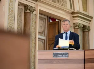 A homenagem ao secretário de Agricultura do Paraná foi defendida por Mauro Bobato. (Foto: Rodrigo Fonseca/CMC)