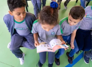A gincana educativa da campanha “Escola Amiga da Saúde - Todos contra a dengue” está com as inscrições abertas até 31 de maio. A competição vai distribuir R$ 300 mil em prêmios para as dez unidades de ensino municipal de Foz do Iguaçu que mais se destacarem na luta contra o mosquito Aedes aegypti. A disputa, que acontece até novembro deste ano, é patrocinada pela Itaipu. A iniciativa envolve ainda a Prefeitura e o Grupo de Trabalho Itaipu Saúde (GT-Saúde). A ideia de toda a campanha, que inclui também distribuição de cartilhas orientativas de saúde única, é envolver 50 escolas municipais e mobilizar direta e indiretamente 100 mil pessoas de toda a comunidade. Nas últimas semanas, a Secretaria Municipal de Educação se reuniu com diretores do ensino público do município para apresentar a campanha e tirar dúvidas sobre a ação. “As escolas foram bastante receptivas e gostaram muito da possibilidade de poderem atuar como protagonistas nessa mobilização”, diz Hélio Machado Pereira Júnior, da Secretaria de Educação de Foz e um dos organizadores da gincana. As inscrições iam terminar neste sábado, dia 20 de maio, mas o prazo foi estendido por mais onze dias para ampliar as chances de participação. Até agora, 14 escolas já se inscreveram. Para acessar o regulamento e participar, basta acessar o endereço abaixo e preencher o formulário, e verificar se atende aos requisitos: https://tinyurl.com/3kwbadpm Epidemia Mais que a premiação, a campanha tem como foco reduzir os altos índices de infestação do mosquito e o número de notificações da doença. A região vive uma epidemia de dengue. Só em Foz do Iguaçu, são mais de 47,8 mil casos suspeitos, dos quais 5.349 foram confirmados e doze óbitos registrados. A cidade toda está unida para vencer a doença e a campanha Escola Amiga da Saúde é uma grande aliada nesta investida. “Estamos trabalhando em parceria na prevenção à doença. As escolas são multiplicadoras dessa conscientização e, por isso, precisamos fazer delas nossas parceiras”, explica Kleber Vanolli, gerente da Divisão de Iniciativas de Responsabilidade Social da Itaipu. Cartilhas Nesta semana, numa outra frente da campanha, a distribuição das cartilhas chegou ao Paraguai. Mil guias de saúde única estão sendo distribuídas em seis escolas dos municípios vizinhos de Ciudad del Este, Hernandarias, Presidente Franco e Coronel Oviedo. Em Puerto Iguazú, na Argentina, a distribuição do material começa em junho. Em Foz, começou no mês passado. As escolas que estão recebendo as cartilhas foram definidas levando em consideração os indicadores epidemiológicos de cada país da tríplice fronteira (Brasil, Paraguai e Argentina), onde a mobilização acontece. Alunos de 3º e 4º anos recebem o material com orientações sobre prevenção e controle de saúde em geral, conectando a saúde humana à ambiental e animal. A distribuição do material no Paraguai e na Argentina está a cargo do GT-Saúde. Já no Brasil, é feita tanto pelo GT quanto pela Secretaria de Educação. Os guias ajudam no aprendizado de forma educativa e lúdica, e também servem de ferramenta para a gincana. A Itaipu _itaipu-binacional
