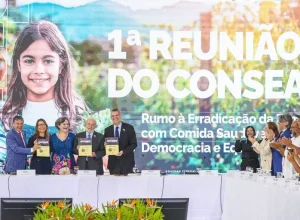 O ministro Wellington Dias (Desenvolvimento e Assistência Social), a primeira-dama Janja, a secretária de Segurança Alimentar, Lilian Rahal, o presidente Lula e o ministro Márcio Macêdo (Secretaria-Geral da Presidência), durante a Reunião do Consea - Foto: Ricardo Stuckert/PR