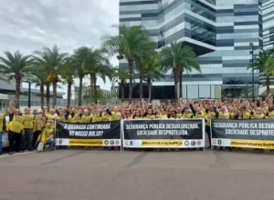 Cerca de 200 policiais e servidores se reuniram em frente à sede da Polícia Federal, em Brasília, no dia 26 de outubro foto divulgação ADPF