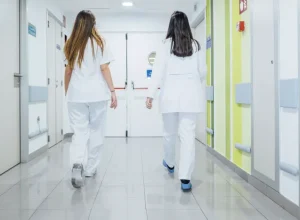 Quatro mil passos diários podem reduzir risco de falecimento em decorrência de doenças cardiovasculares Créditos: Envato