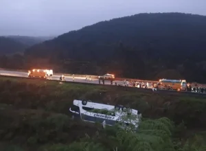 _onibus capotado_campina-grande-do-sul