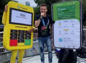 Ao lado das mascotes Maquininha e Conta Digital PagBank, Michel Teló anima o Carnaval com o Bloco Bem Sertanejo de São Paulo, Belo Horizonte e Balneário Camboriú Foto: Divulgação/PagBank