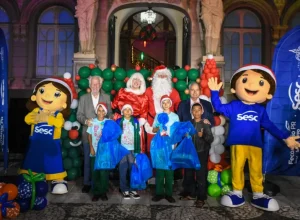 Crianças receberam presentes de Natal fotos SESC -DIVULGAÇÃO