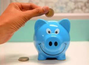 Maitree Rimthong/Pexels Relação saudável com dinheiro pode ser exercitada desde a infância